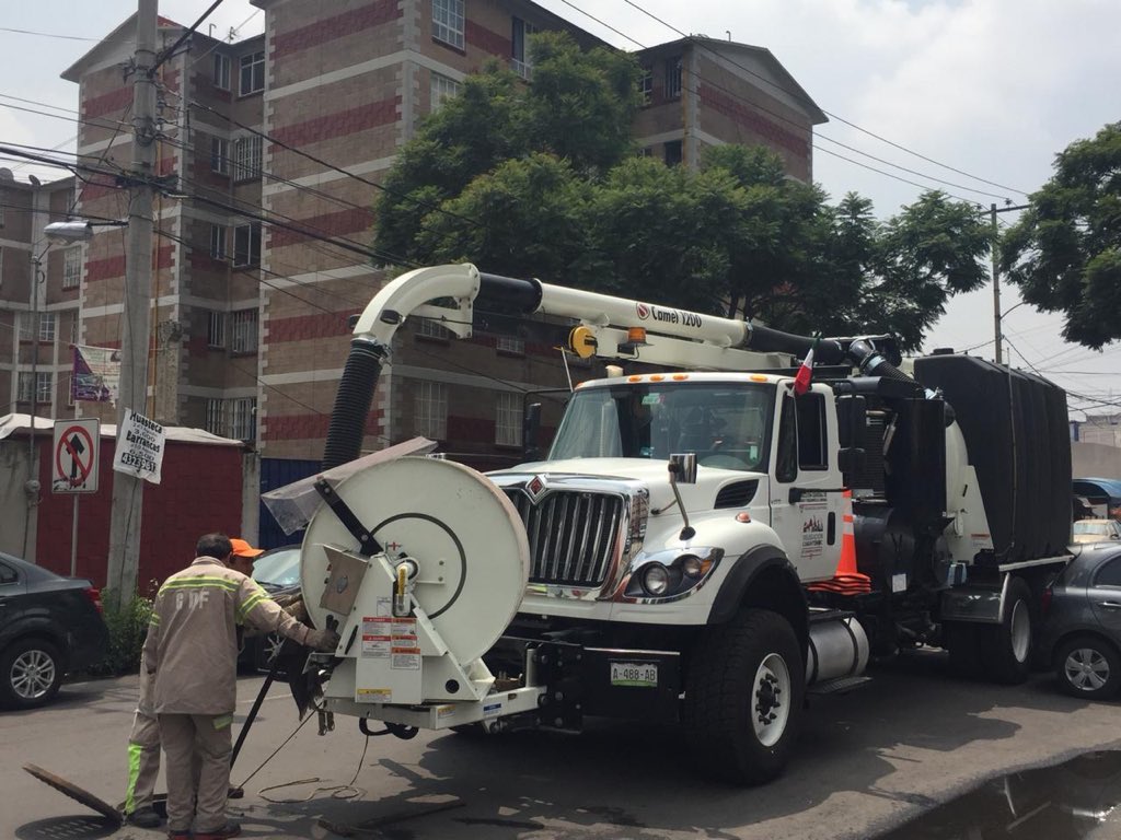 Seguimos con jornada de desazolve, para atender y evitar encharcamientos o inundaciones en la <a href="/DelCuauhtemoc/">Cuauhtémoc Del Moral</a>, ante las fuertes lluvias en nuestra ciudad y demarcación; calle Naranjo, entre Flores Magón y Clavel,  col. #Atlampa.