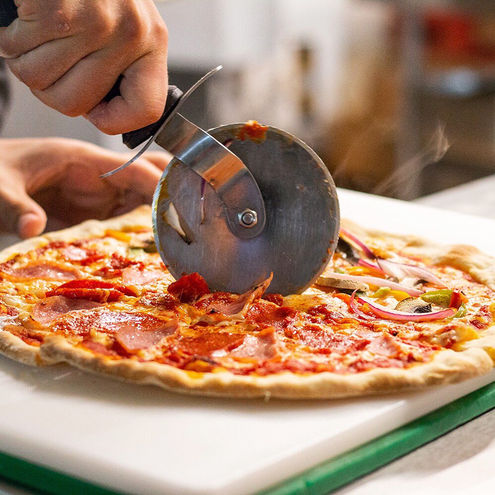 PizzaRodizio's tweet photo. Del horno a la mesa, cuando aún se le ve el humito.

Te esperamos desde las 2 pm para que te comas todas las pizzas que puedas por solo ¡$109 pesos! https://t.co/4XSzltPSqh