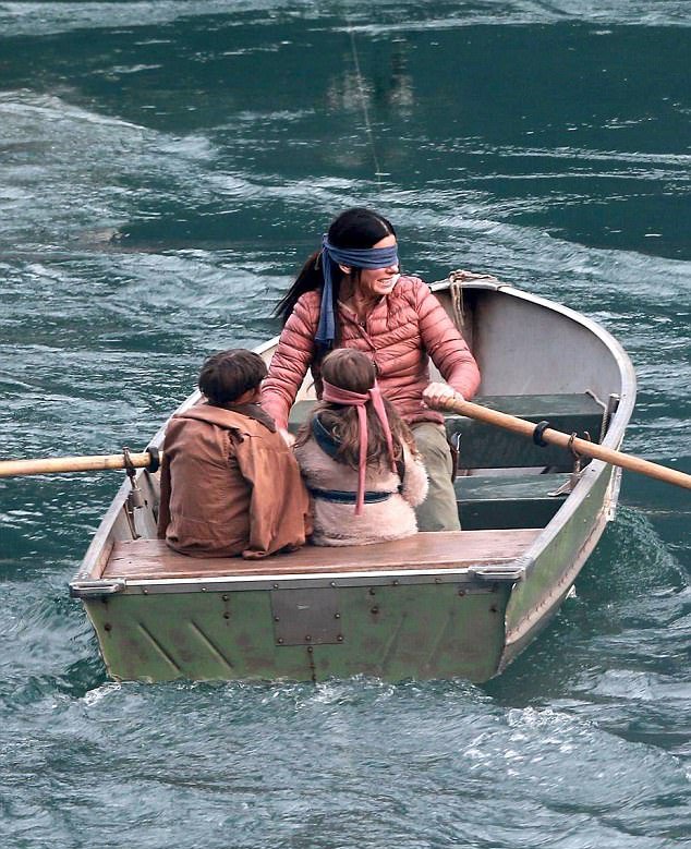 intrinseca's tweet image. Quem aí está ansioso para a adaptação de "Caixa de Pássaros"? 🙋‍♀️

O thriller de Josh Malerman será estrelado por Sandra Bullock e está previsto para lançar em dezembro na Netflix! bit.ly/CaixaDePássaros