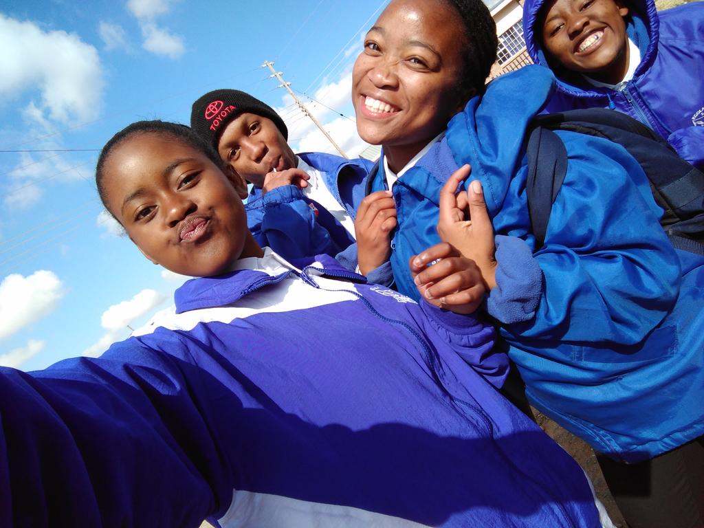 Mpho01036577's tweet image. Friends for what😀Friends for who😁Those are not my friends🙄They fucken family💍😇😍🌠❤️