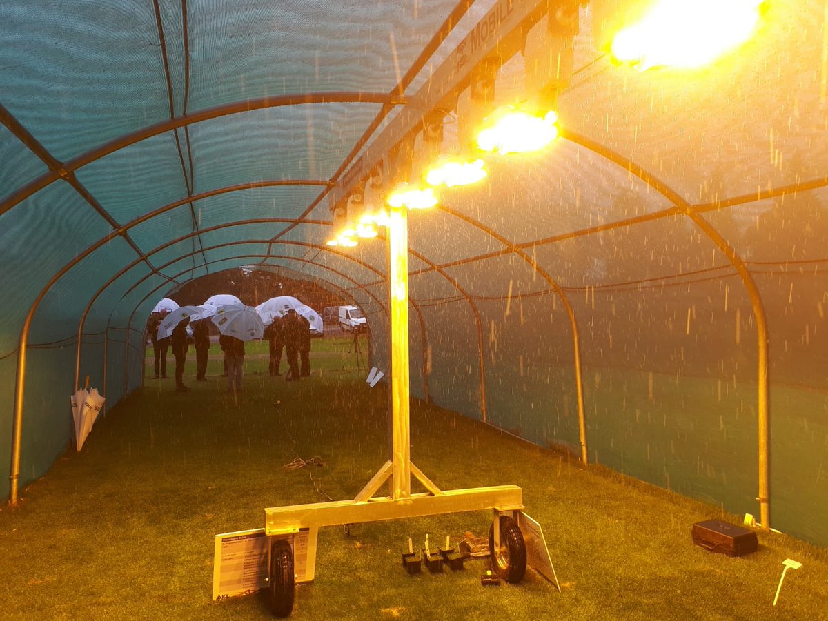 SyngentaTurfUK's tweet photo. The real diehards braving the weather in their quest for #turf mastery. And tea. 
#STRIResearch2018 https://t.co/HQQC7fHA4B