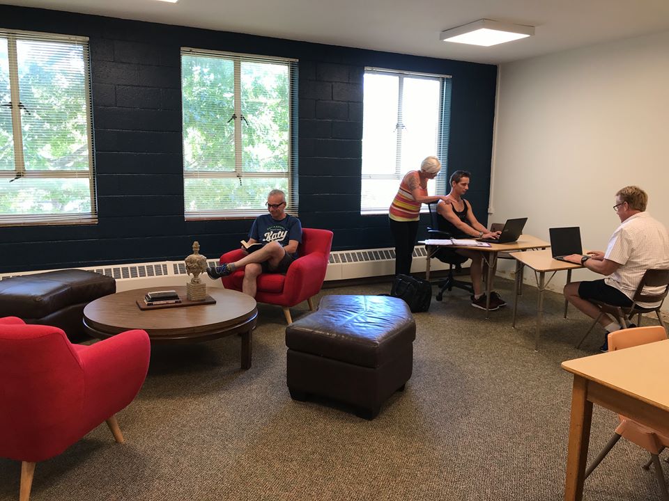 Tuesday! #GetInSync for potluck lunch and tour our bright, colorful new #coworking floor. Choose from six spaces - shared or private. Dog-friendly and kid-friendly. Dog park, community kitchen, conference rooms, tons of free parking. Book a tour anytime >> ow.ly/goRe30lU45H