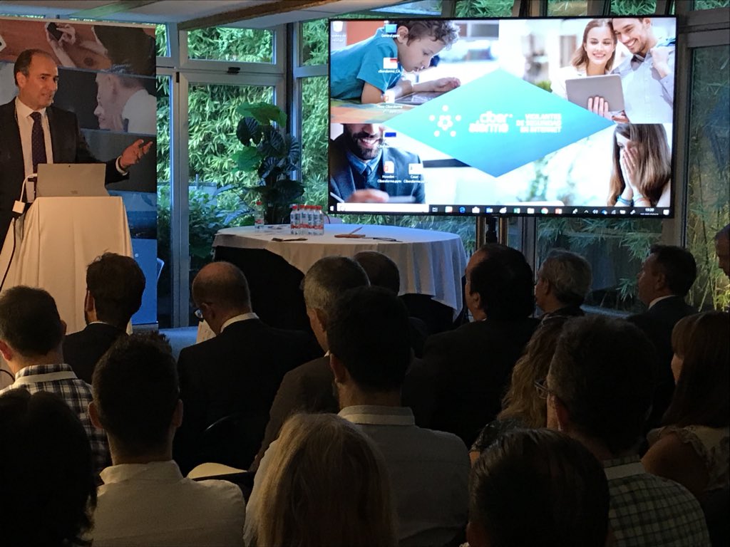 ciberalarma's tweet photo. Nuestro CEO, Miguel Ángel González Losada, dando la bienvenida a los asistentes al evento de #PresentaciónCiberalarma® en #CasaClub de Madrid. https://t.co/g8vZZjKNYN, #ciberalarma, @Vcaresupport #ciberseguridad https://t.co/Dd2uJqecG2