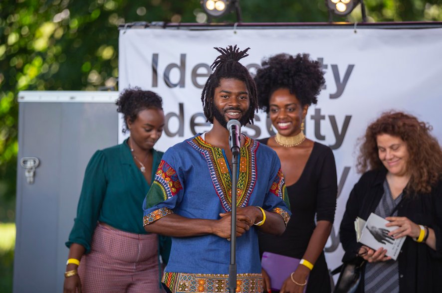 thebentway's tweet photo. #TBT: #IdeasCityTO. Spoken Word Slam curated by @rise_edt in collaboration with @TOPoetLaureate @annemichaels_. https://t.co/mFkkcr62ie
📸: @aswilliamson https://t.co/bIVgOvrB8Y