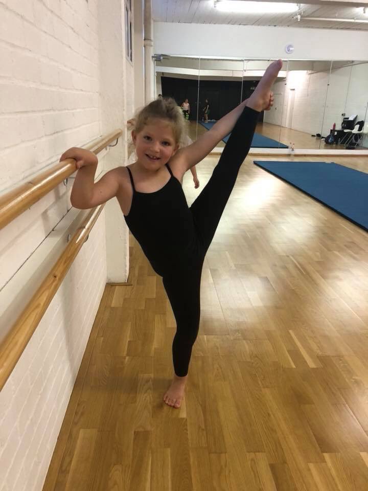 DyamondOfficial's tweet photo. 👯‍♀️ACROBATICS AT DYAMOND DANCE👯‍♀️ did you know we offer Acrobatics which is a alternative to gymnastics? Learn flexibility to be able to do splits, balance work to hold your scorpion holds, strength work to hold handstands and do group lifts... https://t.co/7aP9I1sAnC