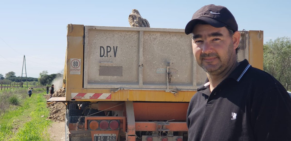 GobiernoER's tweet photo. Esta mañana, estuvimos recorriendo obras viales en la provincia. Conversamos con el productor tambero Ramón Schenfeld, y destacó las tareas de reposición en el camino entre #SaucePinto y #ColoniaMerou, departamento #Paraná. 

#CuentasClaras #UnaProvinciaqueAvanza https://t.co/Md6DnkpMTV