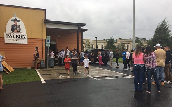 LideresMexicano's tweet photo. Antonio Quezada y su equipo del restaurante “La casa del Patrón” es admirado en toda Carolina del Norte por su labor humanitaria ante los daños causados por el huracán “Florence”. 

https://t.co/oRaym1Spx0 #Noticias #Mexico #ExitoLM #Emergencia https://t.co/wLfX8afMMK