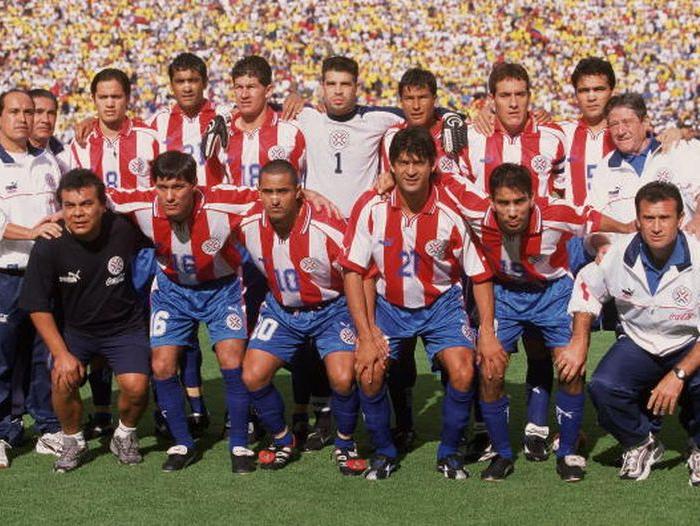 En el Atahualpa aparecen en la #FotoAlbirroja Carlos Humberto, Paulo (un pibe), Paraguarí, Mono, Tani, Colorado y Chito. Abajo el Paco, el Mago, el Pepe y Pipino! #Volveremos