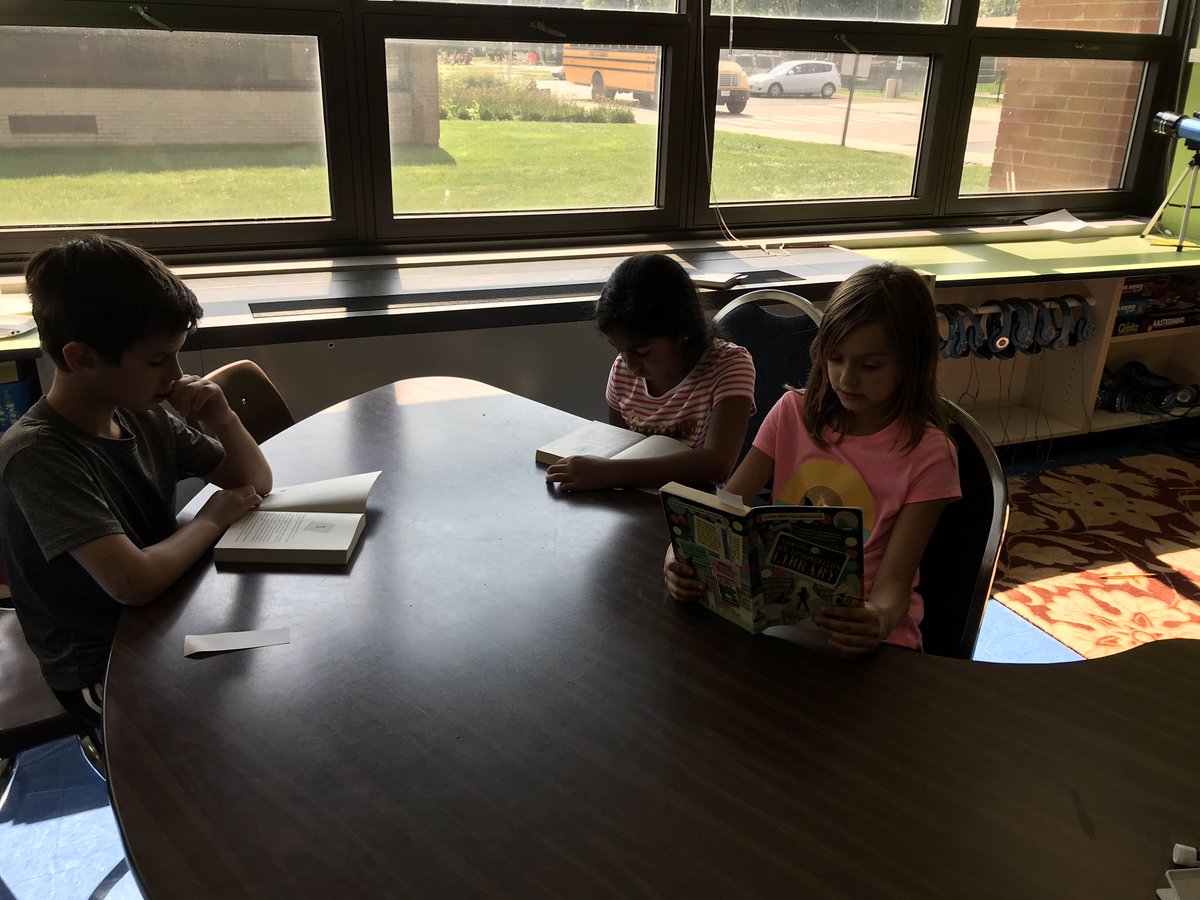PeeblesForest's tweet image. Each student got a copy of their selected book for our first #ChapterChats novel of the year! With partners, they dove in! They are all looking forward to our lunchtime book club talks as we read!
#PartnerReading #Fluency #62Learns #ReadingIsFun