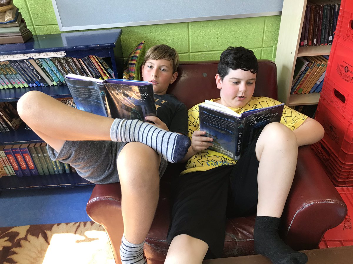 PeeblesForest's tweet image. Each student got a copy of their selected book for our first #ChapterChats novel of the year! With partners, they dove in! They are all looking forward to our lunchtime book club talks as we read!
#PartnerReading #Fluency #62Learns #ReadingIsFun