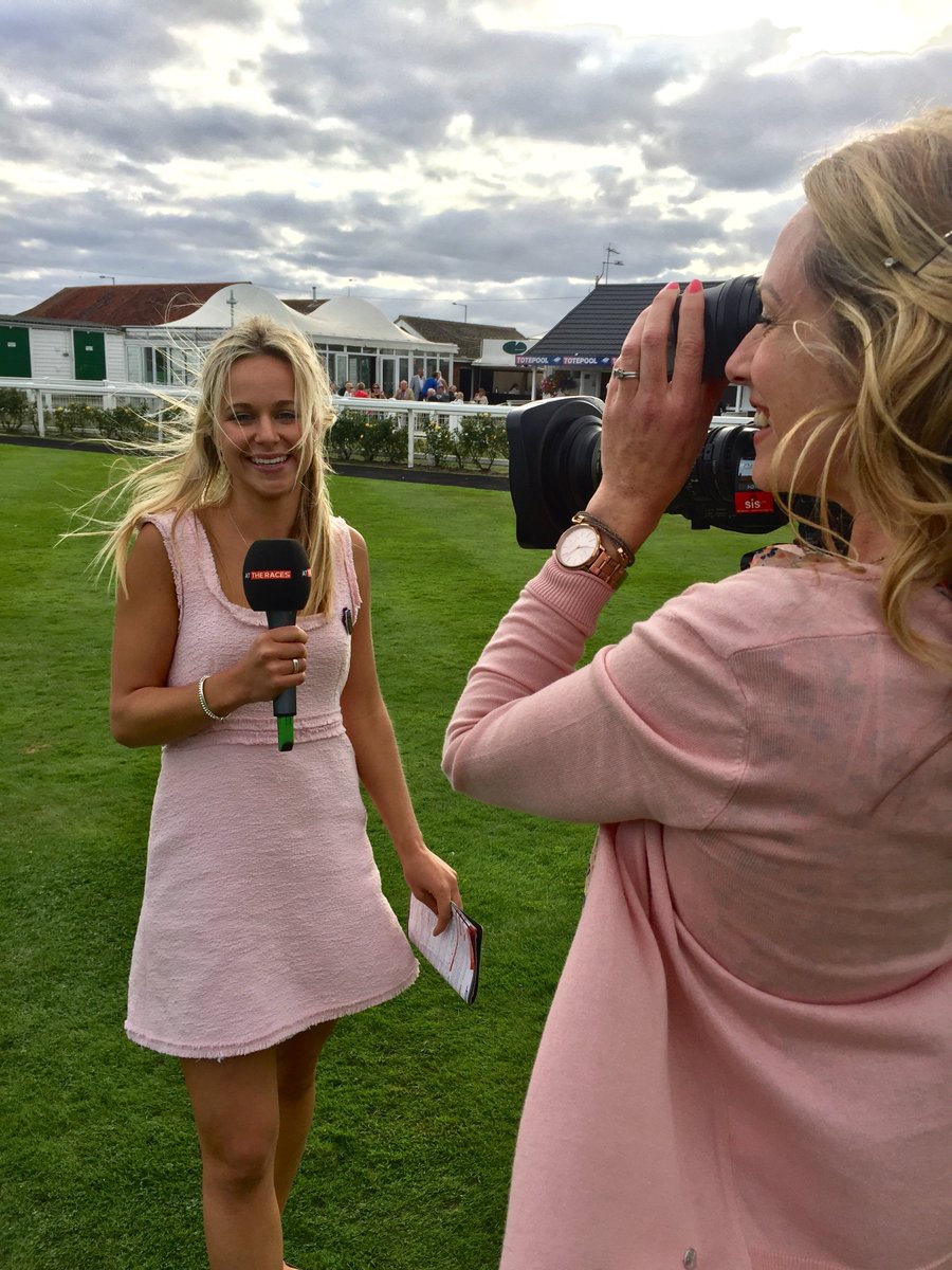 PerhamJemima's tweet photo. A change of role for @zoeybirdracing at Yarmouth! Thank you for a great day Zoe, it was lovely to work with you and some great racing too!
@GTYarmouthRaces #atheraces #easternfestivalofracing #workplacement https://t.co/LKwvZklxHU
