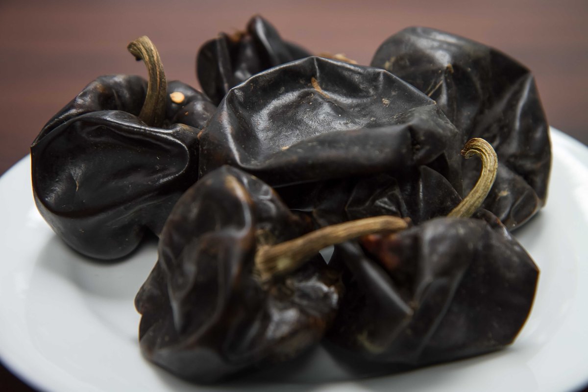 El Chilhuacle es un chile muy utilizado en la gastronomía oaxaqueña. En Carlota es ingrediente indispensable en la preparación de nuestro mole negro que acompaña al lechón confitado y en la salsa del filete de res con puré de papa y espárragos.