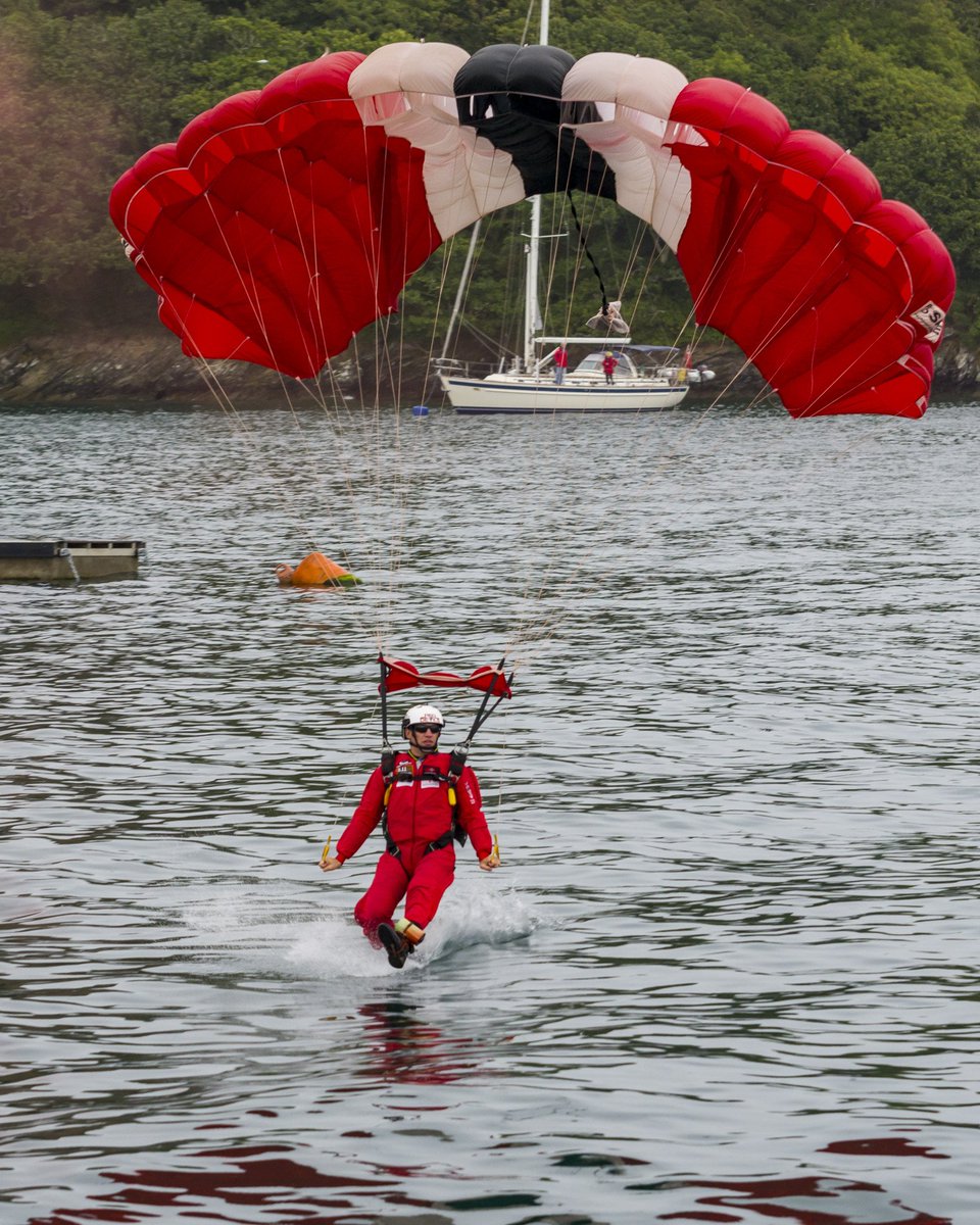 RedDevilsOnline's tweet photo. Dropping into Cardiff Harbour on Saturday (29th September) at 1600 hrs. 🏴󠁧󠁢󠁷󠁬󠁳󠁿🤘🏻💦 @UKROCaerdydd #UKROCaerdydd2018 #Cardiff #RedDevilsFreefallTeam #RedDevilsDisplay #WaterJump #CardiffHarbour @Gentex_Corp @SWFireandRescue https://t.co/vwkNZ3kSu1