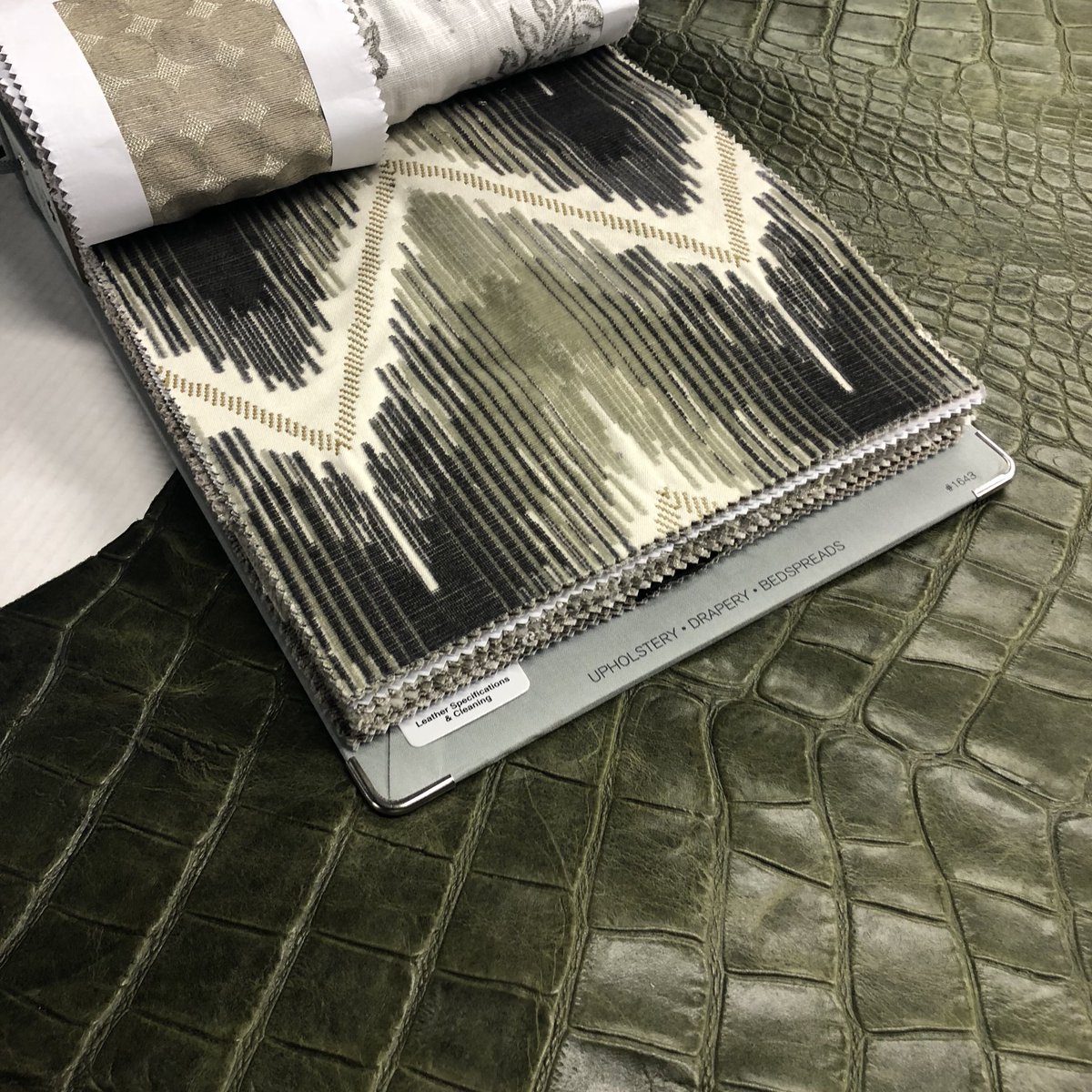 StatumDesigns's tweet image. Giant Croc Embossed Leather 😍
.
#pattern #velvet #leather #crocpattern #crocodile #stamped #embossed #textiles #luxury #leathercombination #instakravet 
#upholstery #furniture  #madeincanada