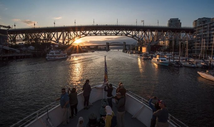 Win 4 tickets to a sunset dinner cruise in #Vancouver via <a href="/HarbourCruises_/">Harbour Cruises</a> &amp; <a href="/DailyHiveVan/">Daily Hive Vancouver</a> RT to enter! #dhcontest #sponsored ow.ly/bQ8Q30lSl2Q