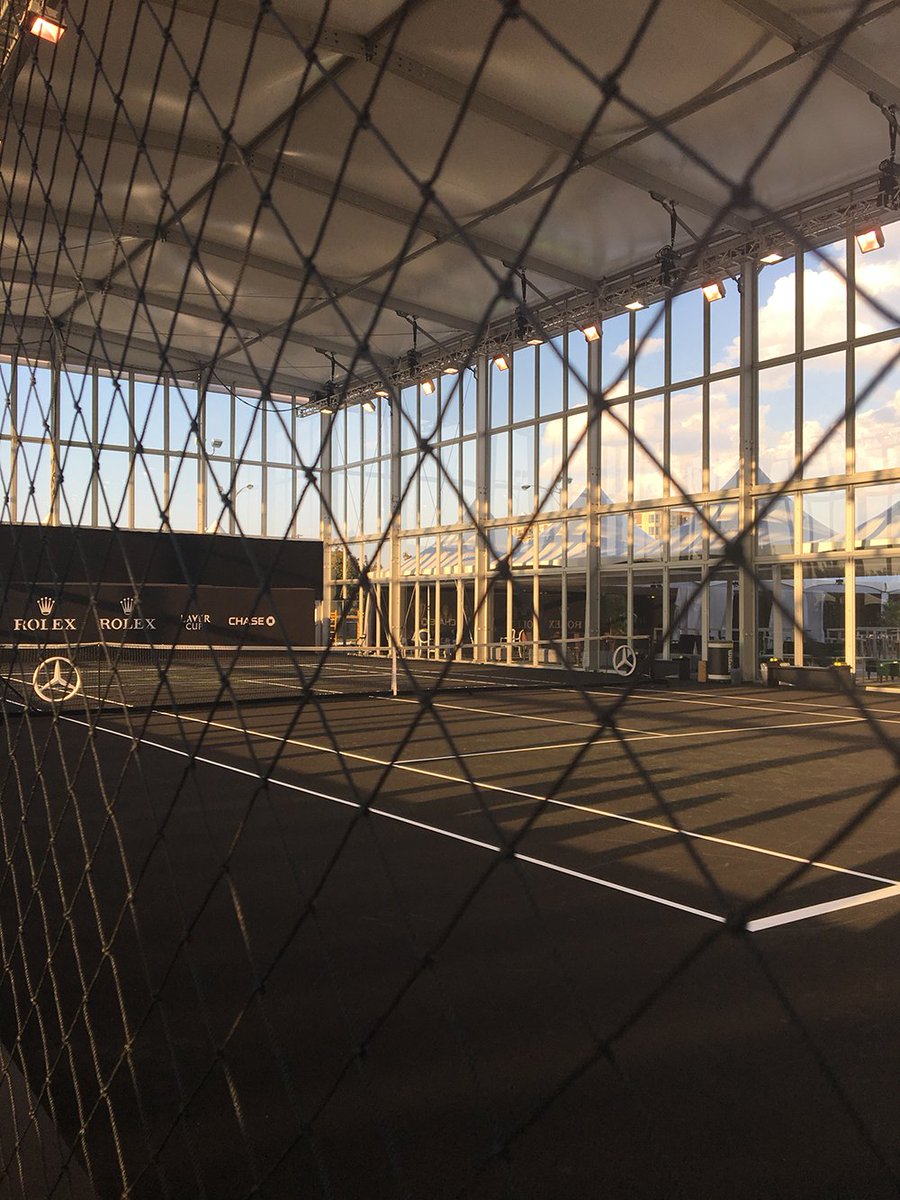 Leah_Pascarella's tweet photo. When you've waited months for the @LaverCup to come to Chicago, you get very excited! 🎾 https://t.co/3MttkC7NUw