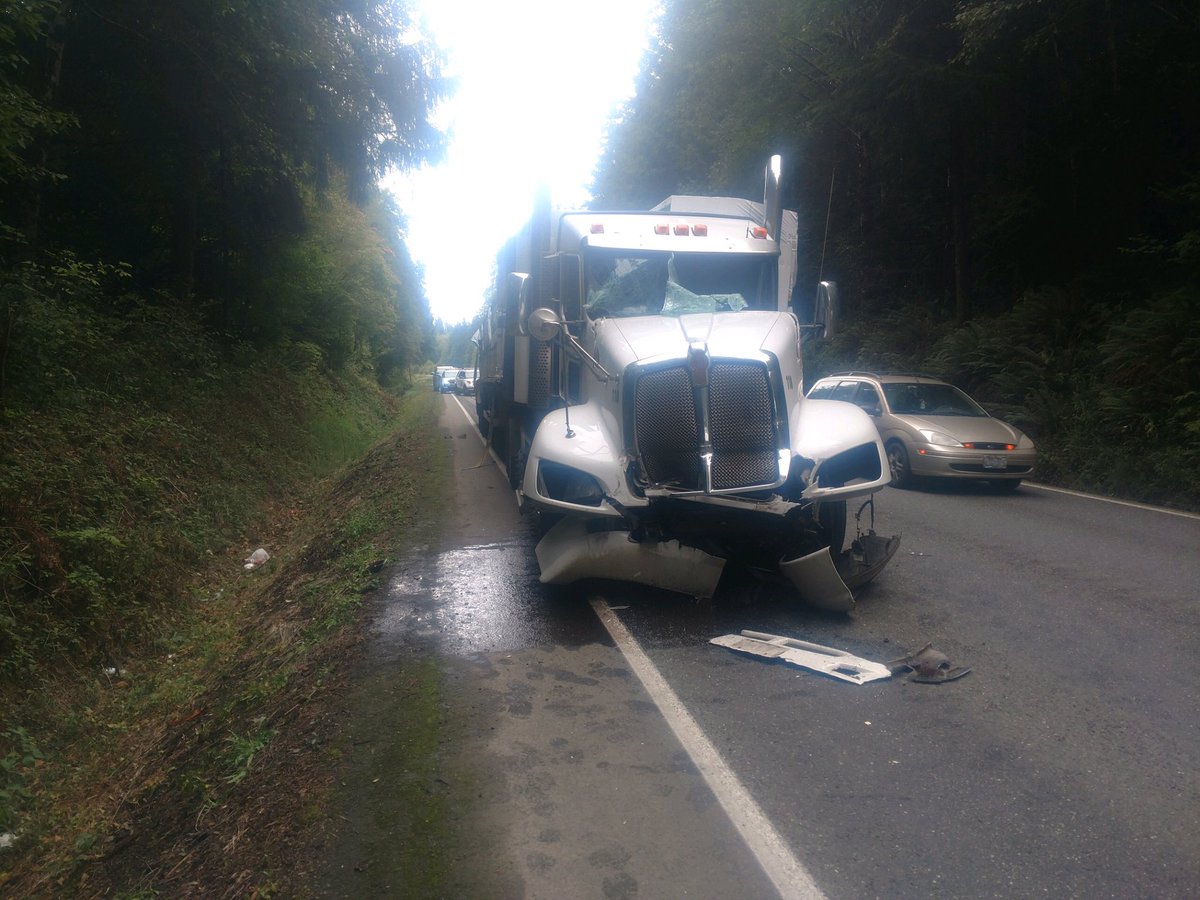 wspd8pio's tweet image. Hoquiam #WSP Troopers are investigating a crash involving 2 commercial vehicles on SR 101 at MP 74 south of Cosmopolis in Grays Harbor County. The NB lane is blocked. Minor injuries to those involved. No ETA for reopening due to waiting for a tow. Avoid the area if possible.