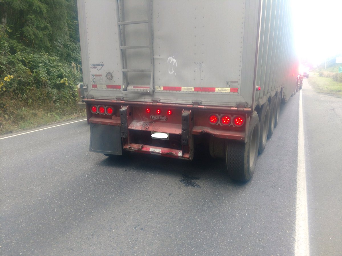 wspd8pio's tweet image. Hoquiam #WSP Troopers are investigating a crash involving 2 commercial vehicles on SR 101 at MP 74 south of Cosmopolis in Grays Harbor County. The NB lane is blocked. Minor injuries to those involved. No ETA for reopening due to waiting for a tow. Avoid the area if possible.