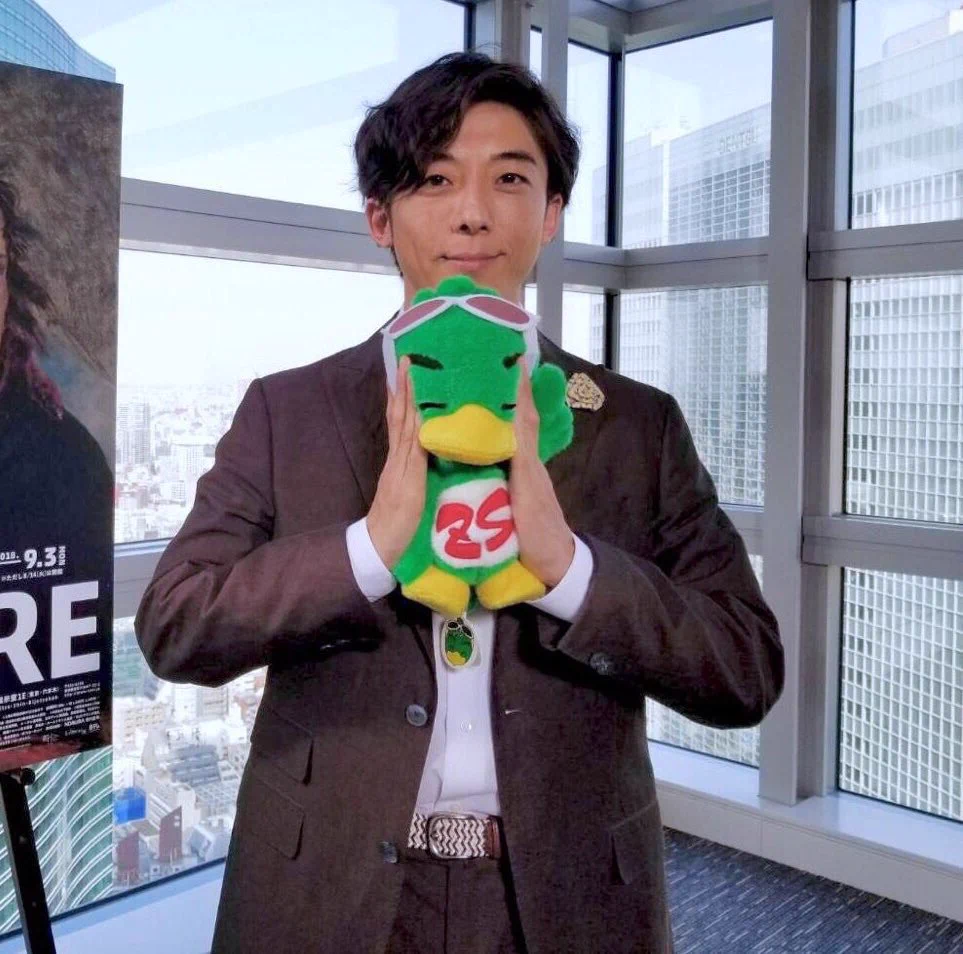 ちょww高橋一生のぬいぐるみの持ち方wwカッコいいから許すけどww