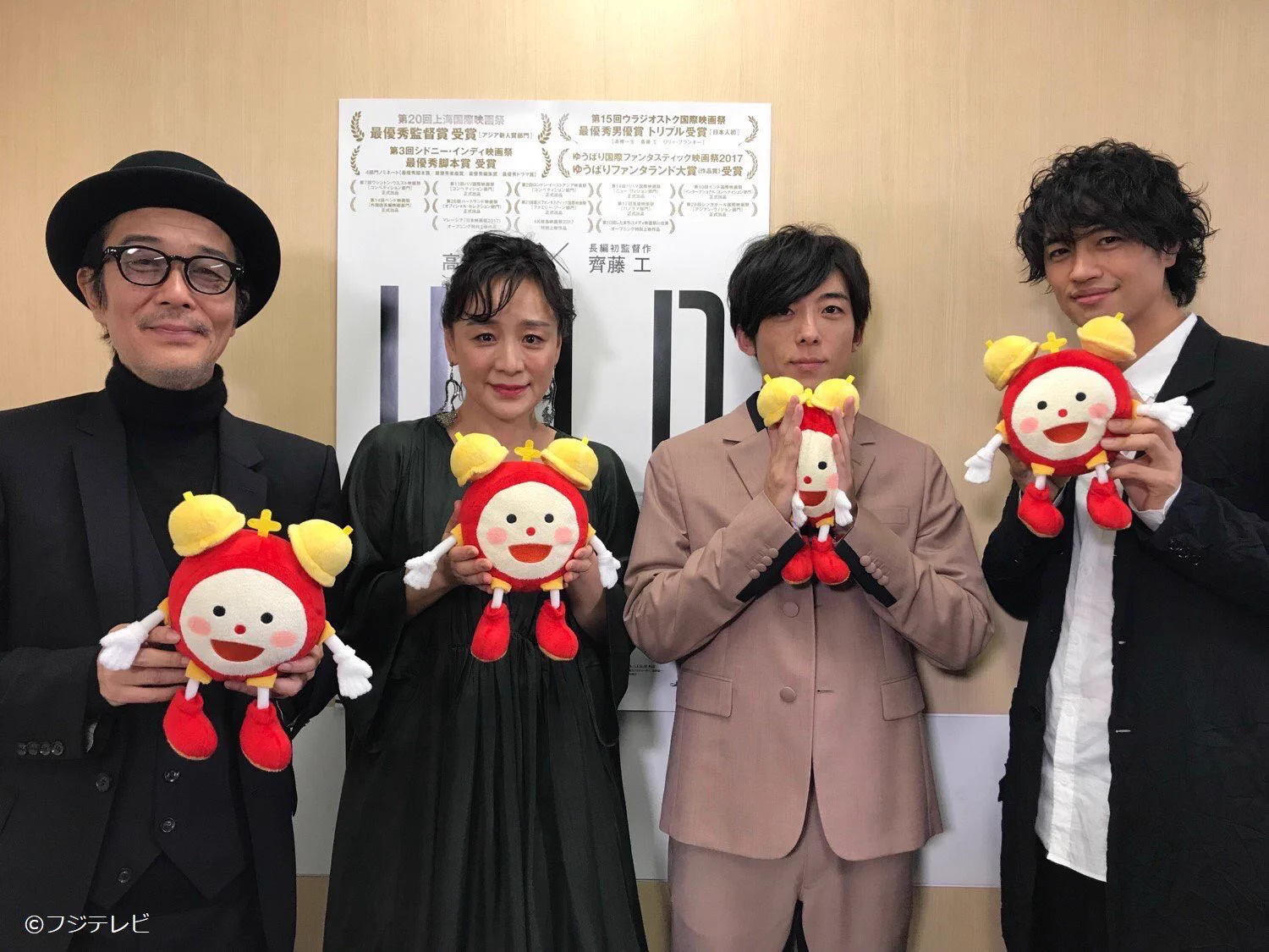 ちょww高橋一生のぬいぐるみの持ち方wwカッコいいから許すけどww