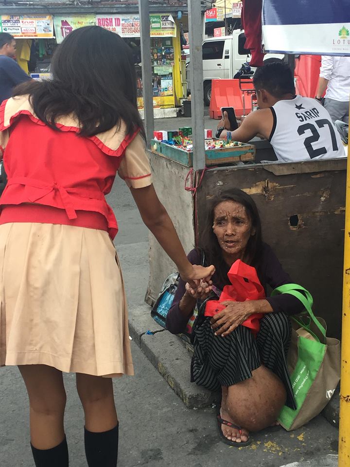 iambeshy22's tweet photo. please help this poor woman sobrang lala napo ng lagay niya sana po magamot na po siya nakunan po namin siya ng mga kaibigan ko sa Imus Lotus na nanghihingi ng tulong sana kung sino man po ang may bukal na puso pakitulungan po sana siya.
#spreadplease
#kmjs https://t.co/SZ9B0NRhTu