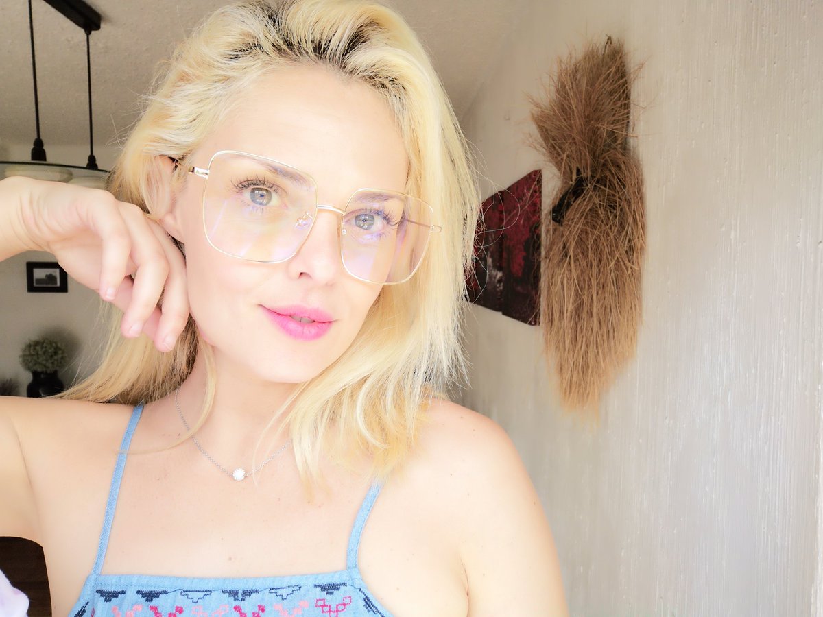 La miopía no es una enfermedad, es un don! Si quieres reconoces a la gente y si no, pues no! 😉
-
#look #osom #lob  #fashion #blonde #actress #mexico #shoponline
- Si quieres un 30 de descuento en todas tu compras no olvides usar tu cupón PalomaRuiz en osom.com