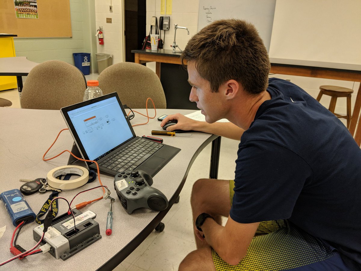 BravesBEST's tweet image. Programming fun with Jim!
#BESTRobotics25years #currenteventsBESTrobotics #Thanks2BESTrobotics #kansasbest