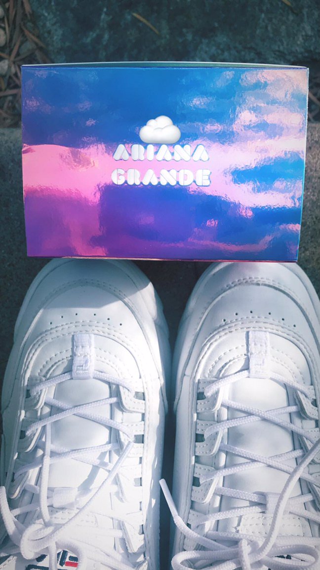 maraVUJOVIC03's tweet photo. h2gkmo it just arrived. i’m like. shit. https://t.co/HARpNMxR4u.literally.amazing.smh i am speechless. please order it NOW! cloud is soooo good !! @ArianaGrande #arianacloud #cloudperfume #arianaperfume #cloud #arianagrande this is🔥😍☁️☁️☁️☁️☁️☁️☁️☁️☁️☁️☁️ https://t.co/83Lp4FPEYl