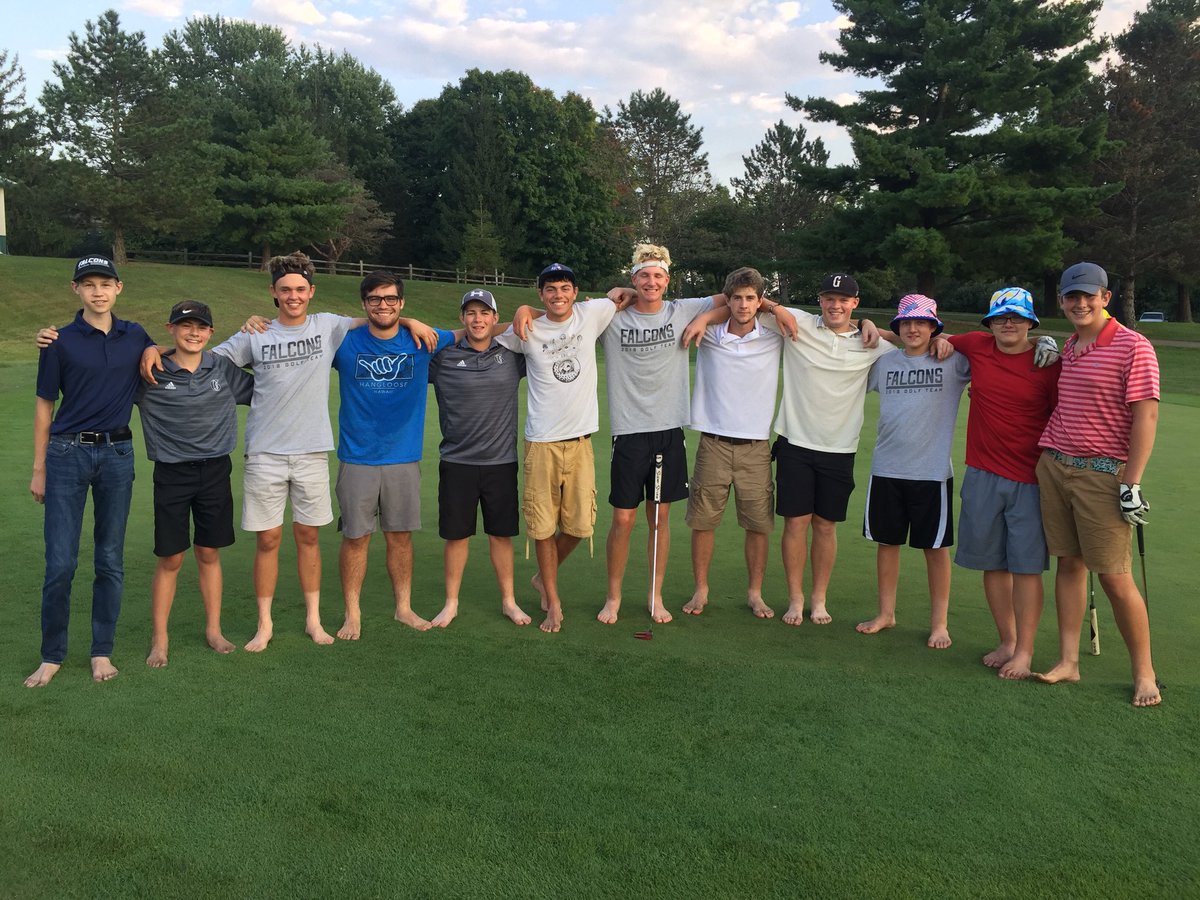 SPG_Golf's tweet photo. Senior night 2018. Playing 9 holes barefoot and Still shoot in the 30’s.. THAT’s #GrahamTough JT-Chasen-Ty... ✊💪👏 #TheGrahamWay https://t.co/iAfgOVm8Po