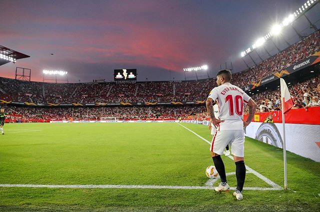BrunoFahy's tweet photo. Sunset and football @sevillafc @ever19banega #belgaimage #sevsta https://t.co/Wois8pnOBN https://t.co/DvI106BMer