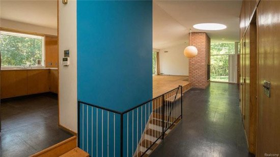 WowHauser's tweet image. Minoru Yamasaki designed the World Trade Center, But before that he was behind this 1950s midcentury house in Bingham Farms, Michigan, USA, which is up for sale for the very first time. bit.ly/2xAWdAc