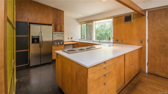 WowHauser's tweet image. Minoru Yamasaki designed the World Trade Center, But before that he was behind this 1950s midcentury house in Bingham Farms, Michigan, USA, which is up for sale for the very first time. bit.ly/2xAWdAc