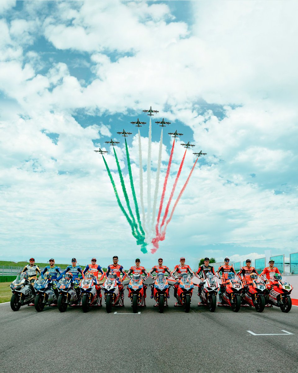 falsus63's tweet photo. Bentornata @argutiae
Per l'accoglienza eccoti i super piloti di aria e di terra
(dalla #WDW18 by @DucatiMotor ) https://t.co/MHYtyEPZDB