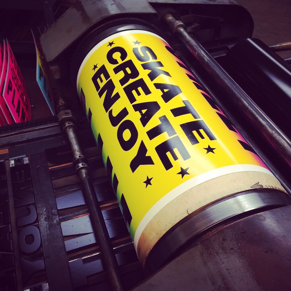 PrintMuseumCA's tweet photo. #TBT when Chris Fritton @itinerantprinter printed on our Vandercook with #ColbyPosterPrintingCo stock, he’ll be selling his book &amp; displaying an exhibit of his work at The #LAPrintersFair Oct 13 &amp; 14!
#print #prints #printing #letterpress #reliefprint #reliefprinting #printmaking https://t.co/NvgNhPPZBY