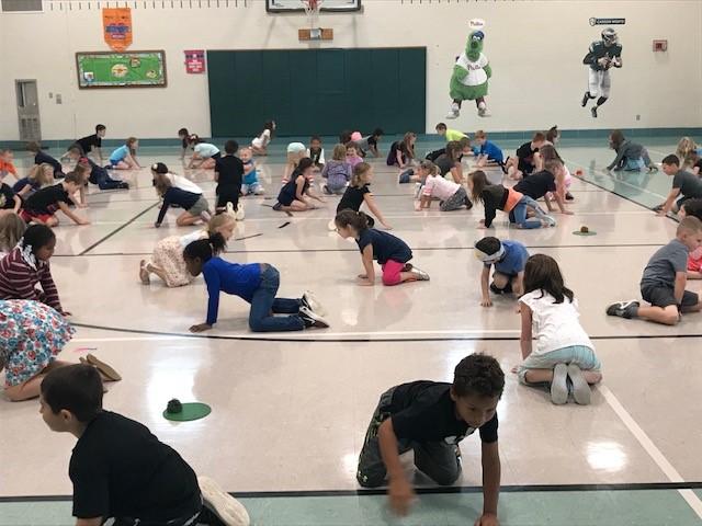 WashingtonElem's tweet photo. Today, 9/20, Dr. Recess taught students at WES how to be kind, include others, and have fun through playing new recess games. https://t.co/qt1Ktigs4o