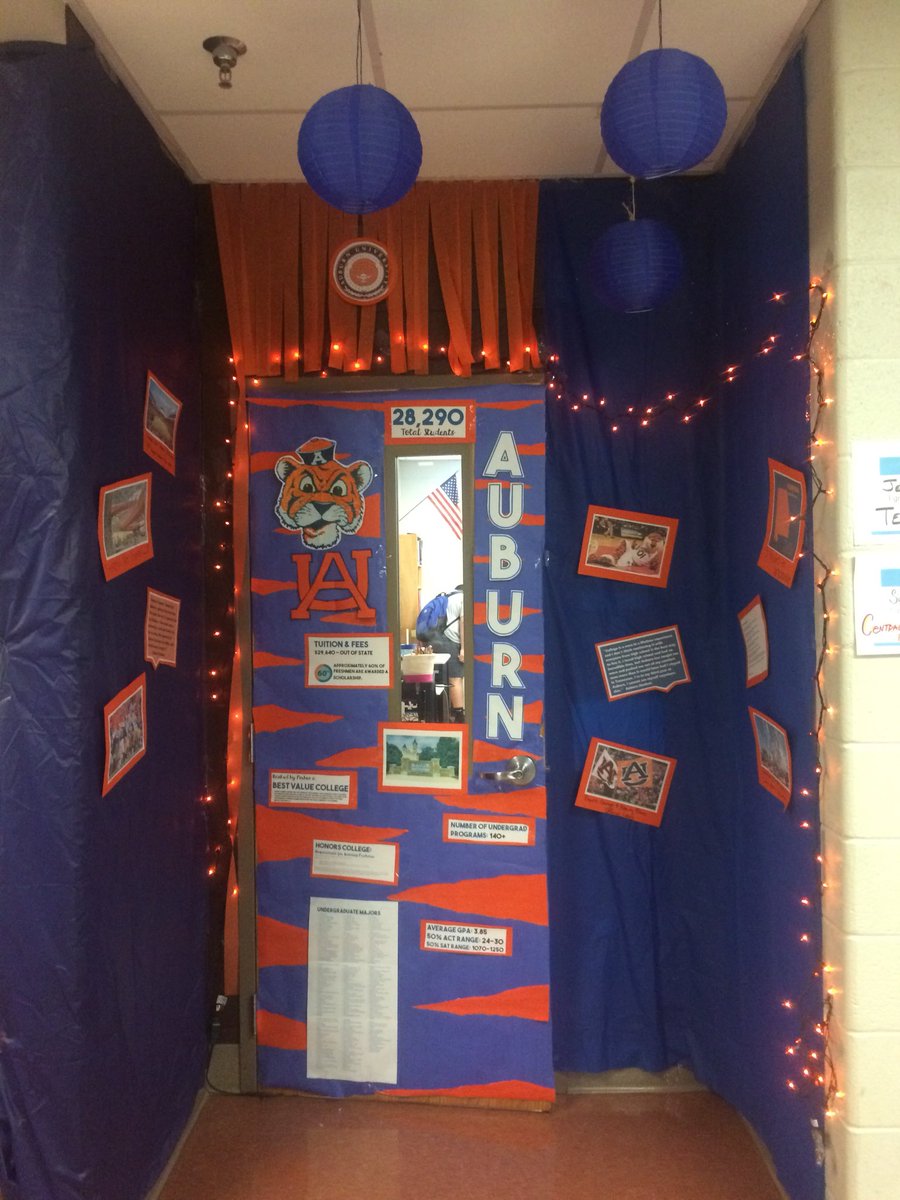 D215 advisory brought their “AU” game to the door decorating contest! <a href="/hvacounselors/">HVA School Counselor</a>