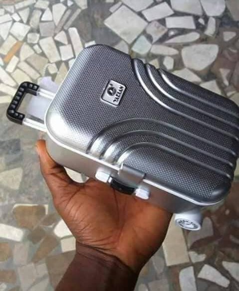 HausaTranslator's tweet photo. Girl: akwati dozin za ka kawo gidanmu.
Guy: dozin 2 ma zan kawo!
#kayanlefe 😅 https://t.co/sRmegi0CkU