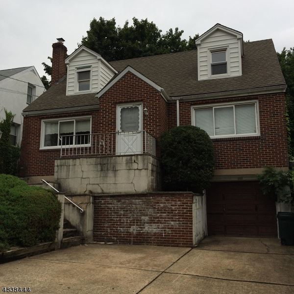 OneDayAuctions's tweet photo. Nutley property in need of some TLC. Is this your new investment project? #NutleyNJ #onedayreo #TressHomes #realestateinvestordeals #flippinghouse #fixeruppers #myfixerupper #houseflippers #Home #houserenovation https://t.co/y1XPHNzIT2 https://t.co/hxK1ixl9wA