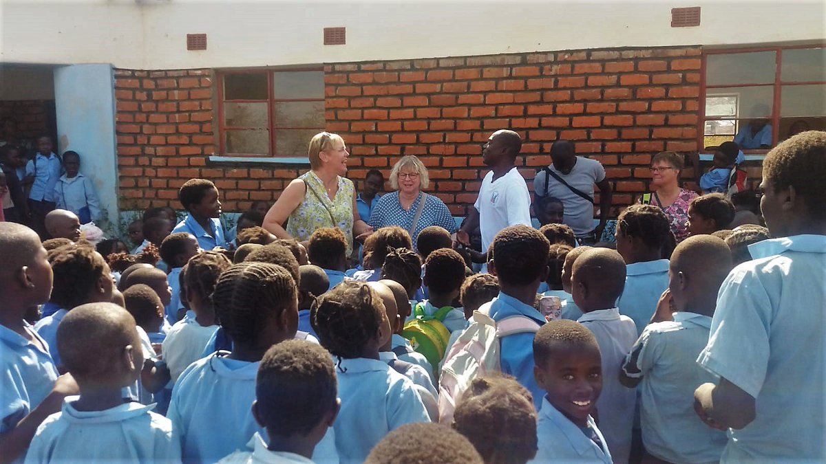 Na een reis van 30 uur is het team van Imena Foundation veilig op de plaats van bestemming in Zambia aangekomen. Na een bezoek aan de Chieftainess stond een bezoek aan de Mwasiti RCH Pre- &amp; Primary School op het programma. 400 kinderen stonden te wachten. #ReisZambia