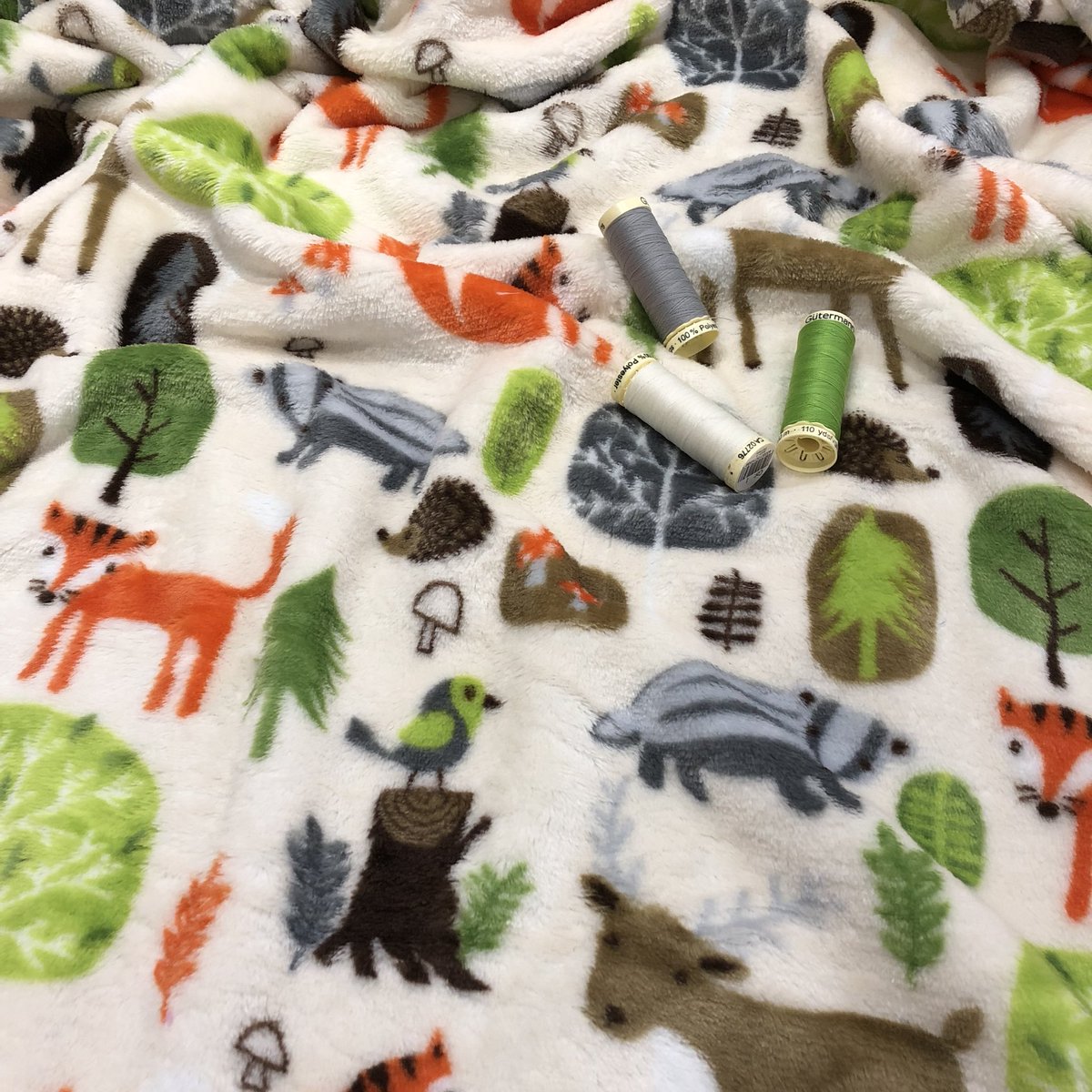 Gather_N_Sew's tweet photo. Some more super snuggly cuddle fleece, this time with adorable woodland animals. Make these fleeces into snuggly blankets by edging them with bias binding 😊
#cuddlefleece #handmade #fleece #blanket #sewing #fabric #fleeceblanket #warm #bedthrow #throw #babyblanket #home https://t.co/EWYUvofTRs