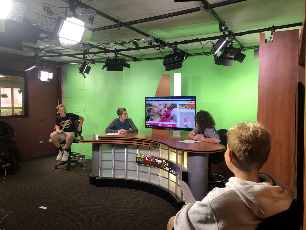 shsjournalism16's tweet photo. #SHS180 @SidneyRaiders Production on the first show of the year is underway! #thepowerofus 
📸: @TomiyahMunier https://t.co/xiWyjEidtc