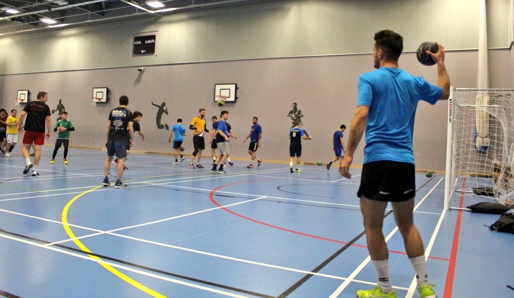 ChelseaHandball's tweet photo. One more time #ChelseaHC ⚫🔵 & there's been a lot so far, good #handball training yesterday at @SJBC_London by the seniors and #u19 boys. We need more like this!
#alllevelswelcome
#bepartoftheexcitement
#tryhandball
#chelseafamily
#weareonit https://t.co/P0IeyKf7G1
