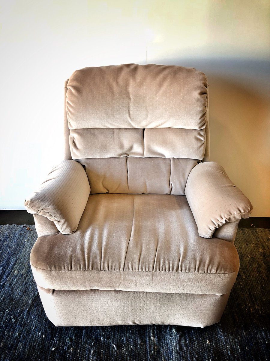 provideaurora's tweet photo. 🔥Hot off the truck🔥 For just $40, you could be sitting in your living room, feet up, enjoying your favorite stories on TV with a handful of cash in your pockets from saving on this recliner. Come down to 14500 E 33rd Pl in Aurora (80011) to PR-SEE this before its GONE! https://t.co/kvWwbNmkOp