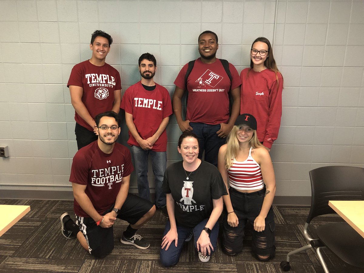 profkatiegerst's tweet image. These @foxschool students are ready to fight fight fight for the cherry &amp;amp; the white! BizCom section 1 has their spirit faces on! #FoxSpiritDay #Fox100