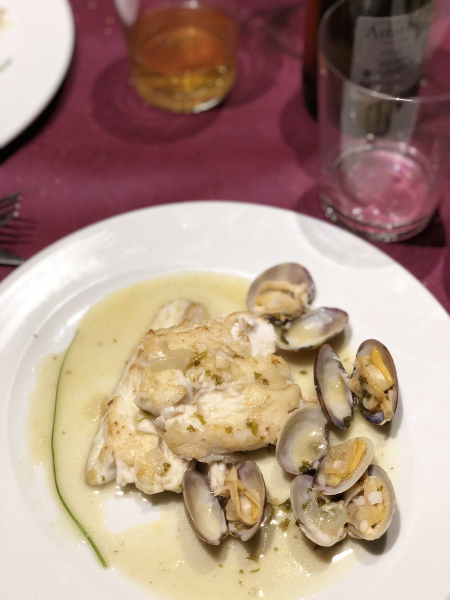 Plato principal: Merluza en salsa verde con almejas. 🤤 #HemendikHona