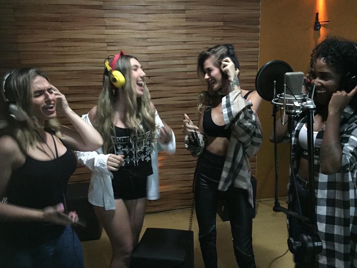 studio_pub's tweet photo. #playRec #ModeOn #vocals #vocalsday #reflexoaserie #fortunia #studiolife #NeumannMics #AkgMics #ShureMics #FatsoJr #Apogee #Protools #Studiopub #aquiosomnaopara https://t.co/uWPYWicisA