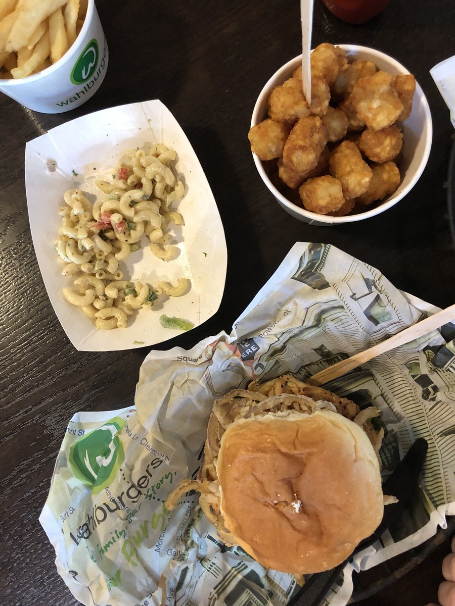 kristyhart24's tweet photo. Cruise control completely derailed thanks to @wahlburgers 🍔🙊😋 I need to join @DonnieWahlberg ‘s 11am club!😜💪 And I am still holding out hope we will see Donnie in the Carolina’s at some point!☺️🤞#Wahlburgers #myrtlebeach #broadwayatthebeach #tatertotthursday #fluffanutta https://t.co/8jUsUrSphJ