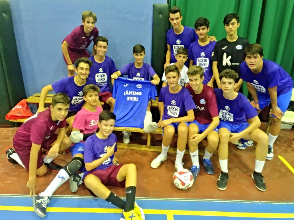 Moprisala's tweet photo. 📷 En el entrenamiento de hoy, FER visitó a sus compañeros del Cadete Regional, quienes le entregaron una camiseta dedicada con mensajes de apoyo deseando su pronta recuperación de la rotura del peroné
#AnimoFer #VolverasMasFuerte https://t.co/HRBhAcPaS0
