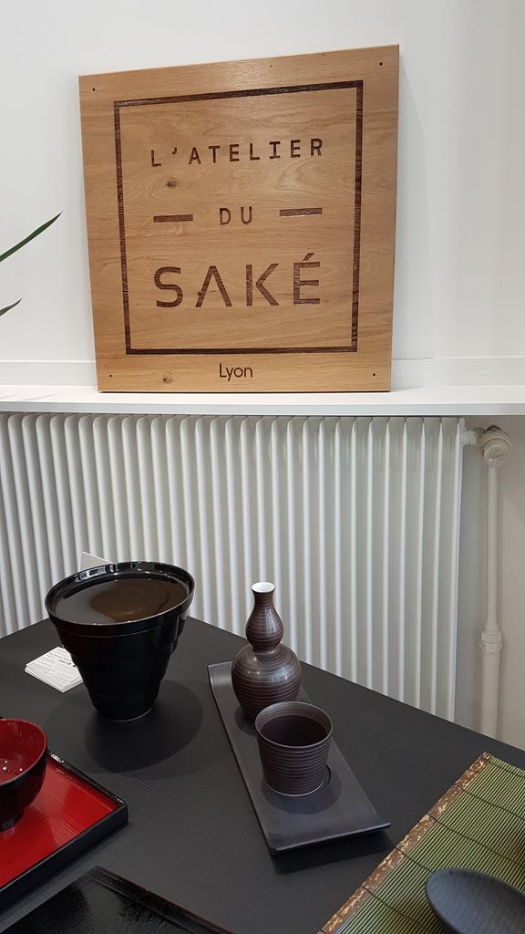 OmotenashiCook's tweet photo. #aritaporcelainlab service à #sake #kampaisakelyon #conic #bento @atelierdusake #foodex #lyon https://t.co/bFzDC3S31J