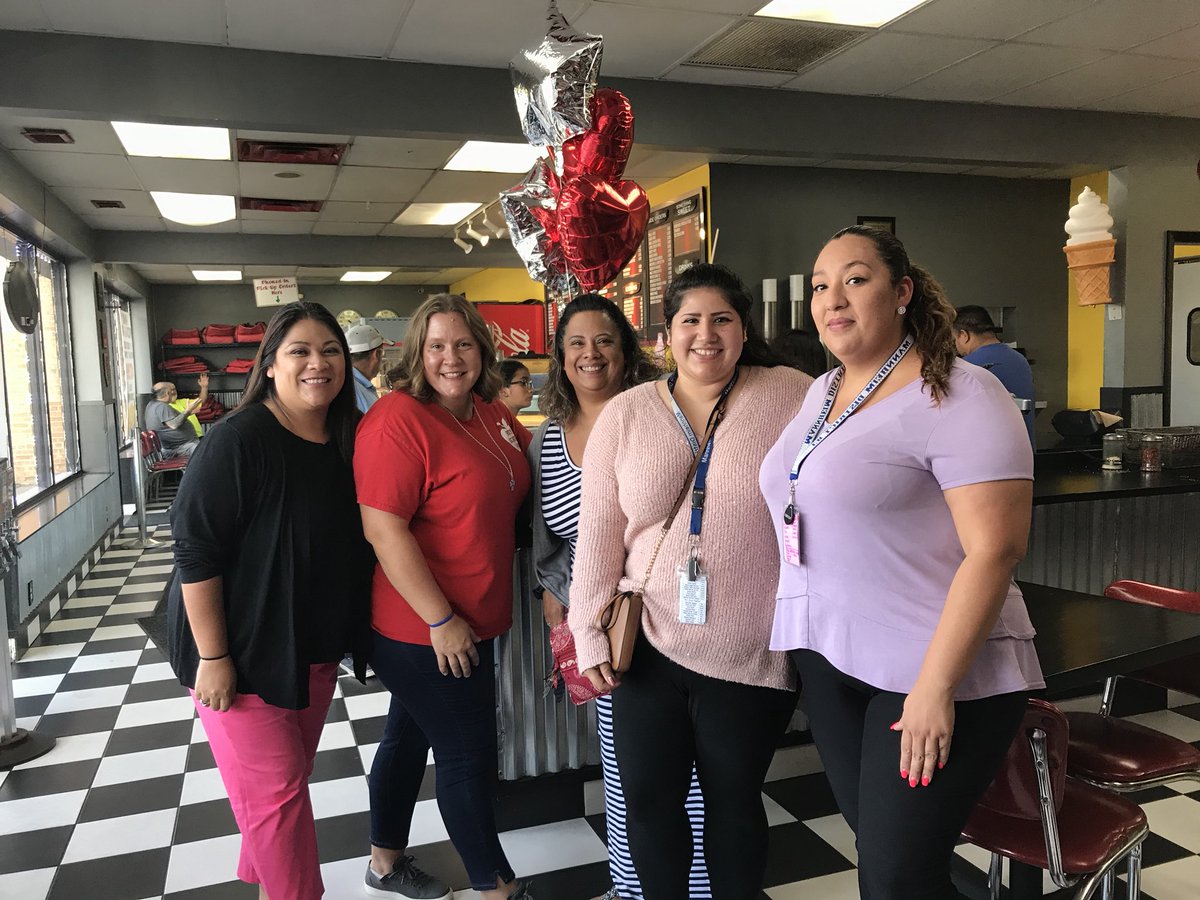 MrsGabyGarcia's tweet photo. Don’t forget to stop by Cochiaro’s Pizza today to support our #ARSPTA! Thank you for organizing this, ladies! And shout out to our #ARSAP for dishing up some good food! 🍕 https://t.co/uEoVp7cSp5